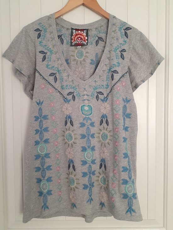 Johnny Was Tops - Johnny Was Oriel Flutter Short Sleeve V-Neck Tee Gray Size M